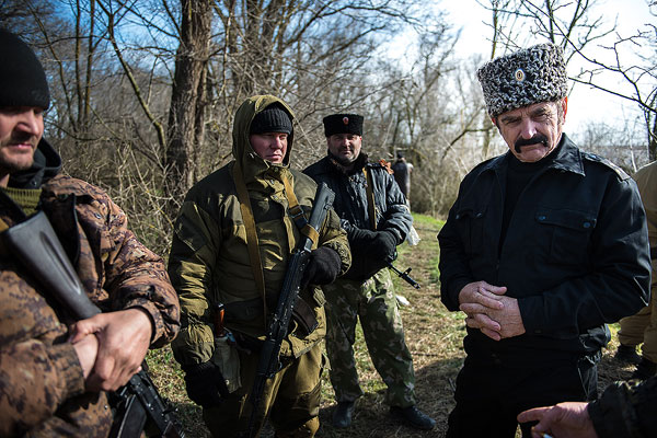 Командир дивизии Иван Безуглый (справа) среди казаков