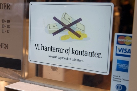 Объявление «Наличные не принимаются» в одном из шведских магазинов