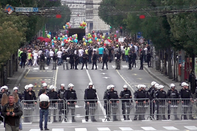 Гей-парады в Белграде охраняют тысячи полицейских и военных, вертолеты и бронетехника