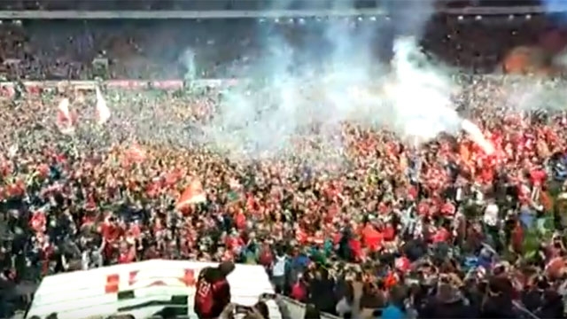 Тысячи болельщиков «Спартака» выбежали на поле праздновать чемпионство