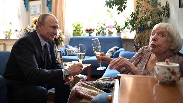 Путин пришел в гости к правозащитнице Алексеевой и поздравил ее с 90-летием